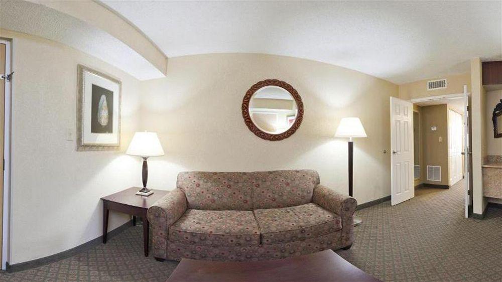 Holiday Inn Express Hotel Clearwater East - Icot Center By Ihg Pinellas Park Exterior foto