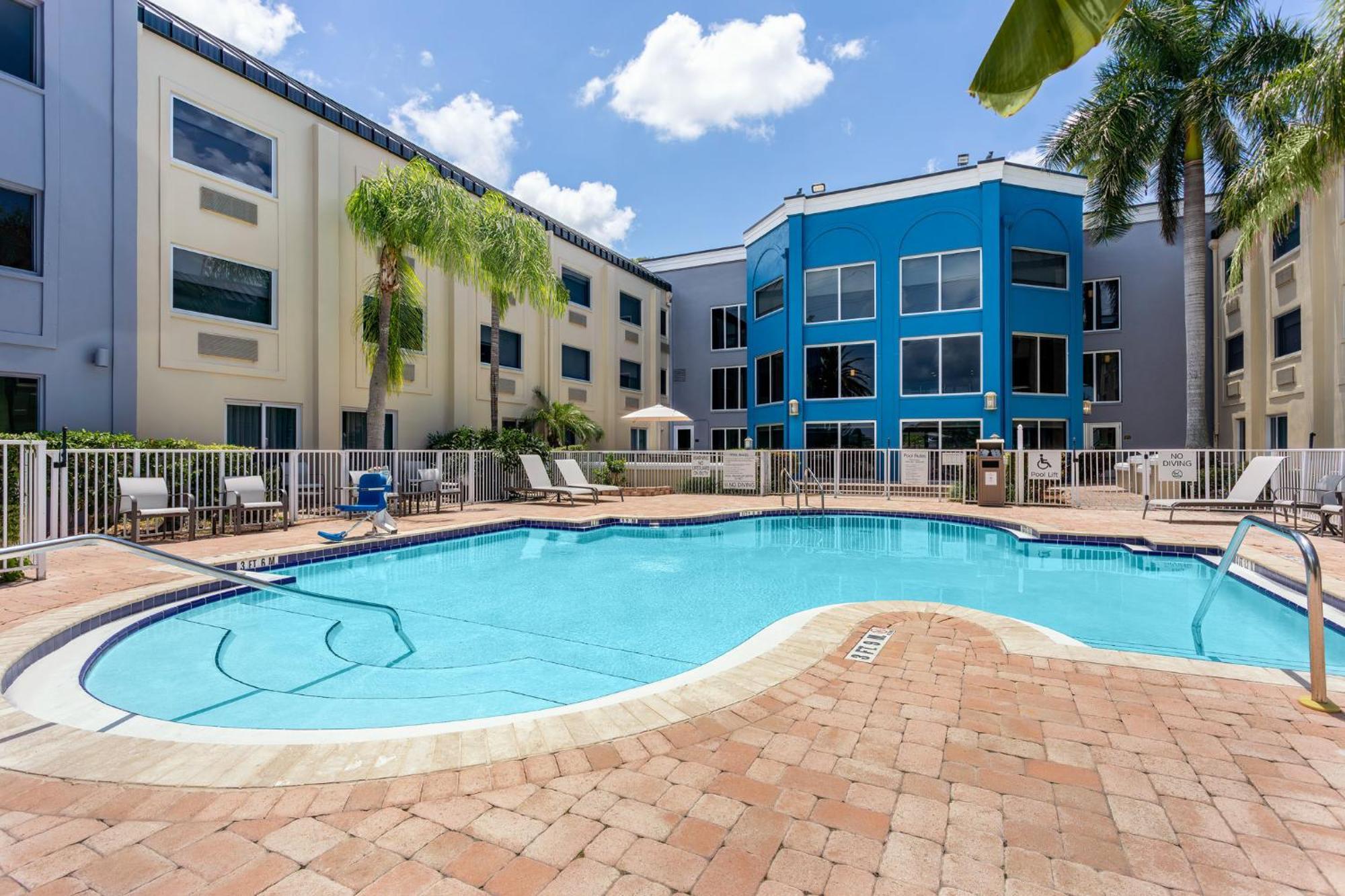 Holiday Inn Express Hotel Clearwater East - Icot Center By Ihg Pinellas Park Exterior foto