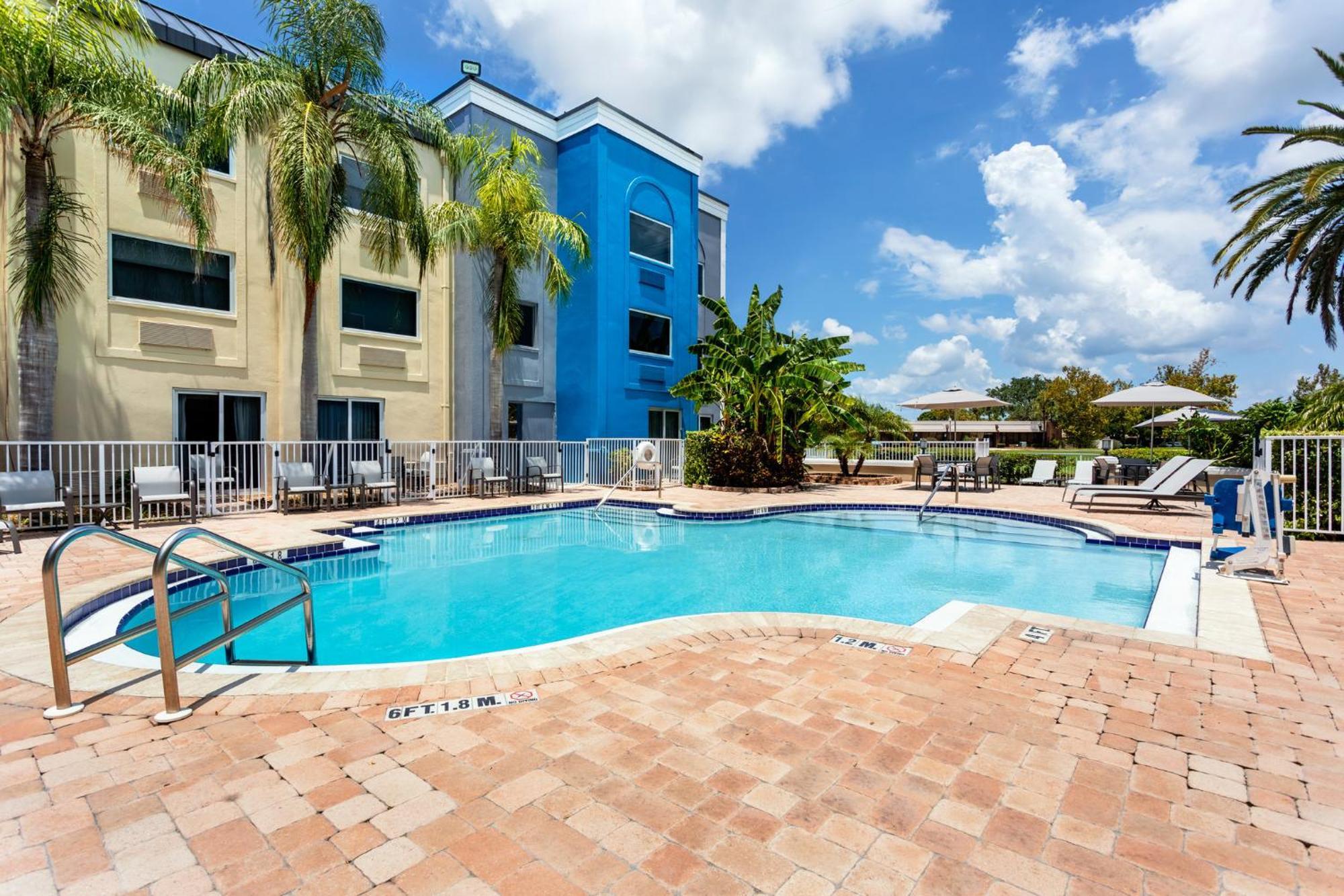 Holiday Inn Express Hotel Clearwater East - Icot Center By Ihg Pinellas Park Exterior foto
