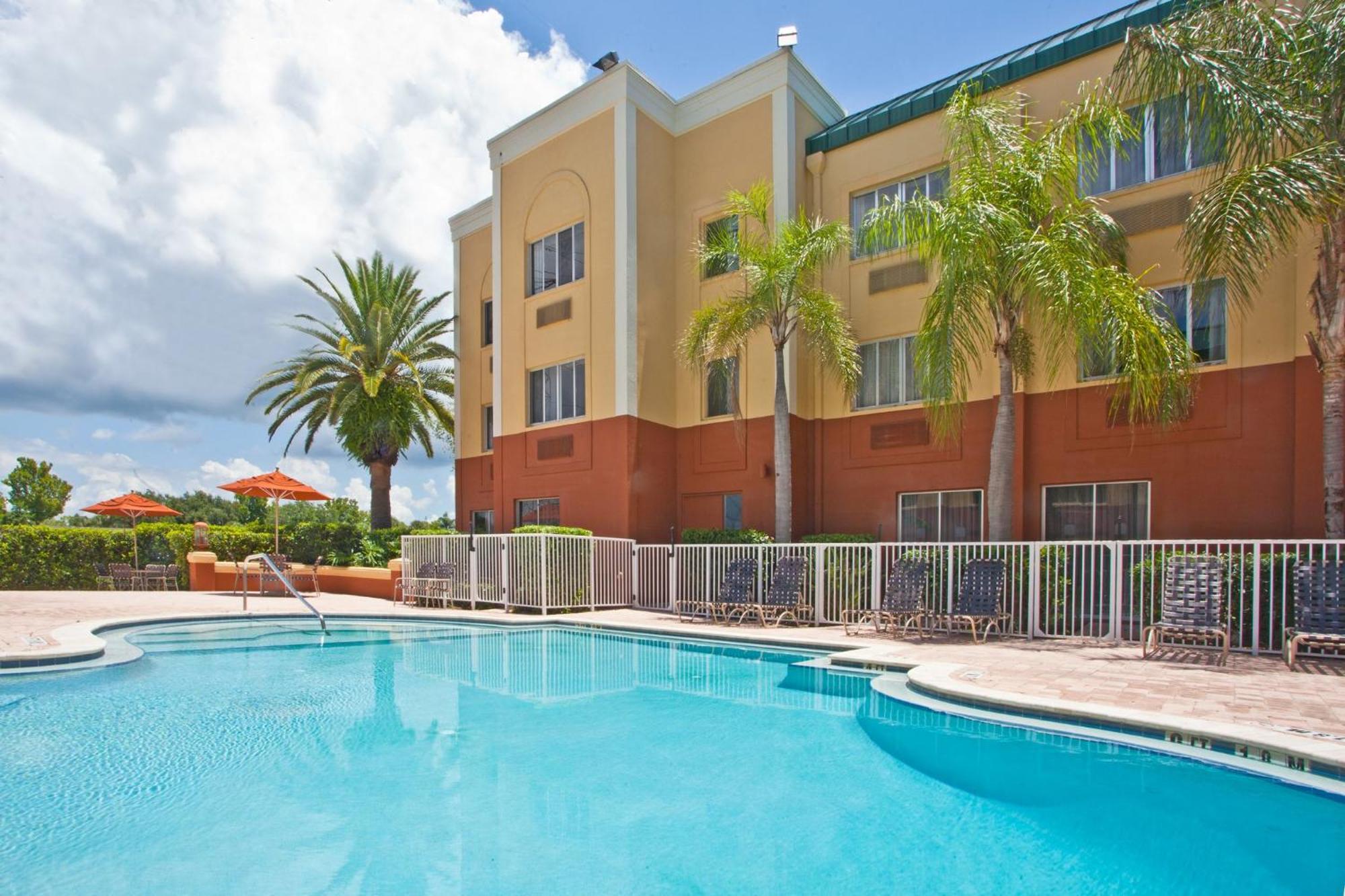 Holiday Inn Express Hotel Clearwater East - Icot Center By Ihg Pinellas Park Exterior foto